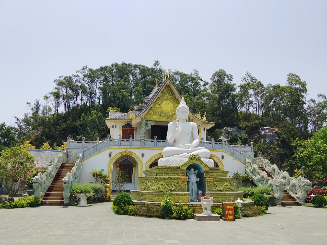 Tọa lạc tại khu du lịch biển Hải Tiến (thuộc xã Hoằng Tiến, tỉnh Thanh Hóa), chùa Bụt sở hữu vị trí đặc biệt hiếm có khi nằm tựa mình bên bờ biển rộng lớn