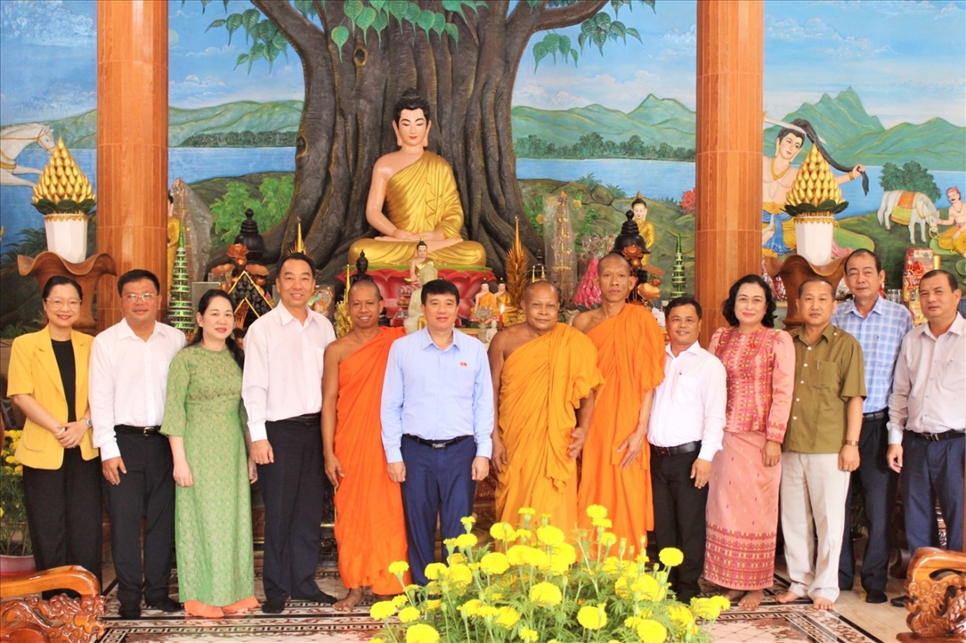 Chairman of the National Assembly’s Ethnic Council Y Thanh Ha Nie Kdam and Deputy Minister of Ethnic Minorities and Religion Nong Thi Ha, along with leaders of Vinh Long province, visited and extended congratulations to the abbots, senior monks and Buddhist clergy of the Khmer Theravada tradition on the occasion of the Chol Chnam Thmay New Year 2025