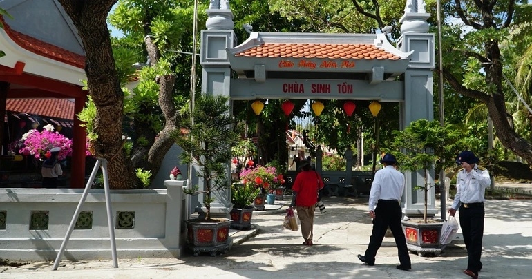Ngôi chùa trên đảo Sinh Tồn.