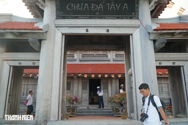Chùa có cửa chính giáp biển, diện tích khoảng 200 mét vuông, được xây bằng gỗ.