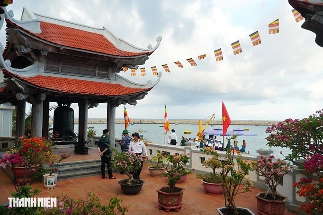 Khu vực phần sân trong chùa Đá Tây A. Phía bên trái chùa là nơi đặt chiếc chuông lớn.