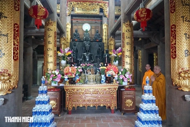 Bên trong chính điện chùa Đá Tây A khá lớn với lối kiến trúc thuần Việt. Chùa theo hệ phái Bắc tông.