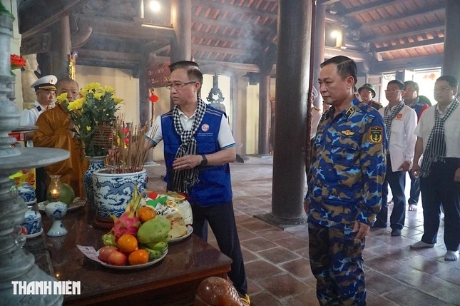 Nhiều đoàn đại biểu từ đất liền khi đến thăm đảo Phan Vinh đều đến chùa để thắp nhang, đảnh lễ. Trong ảnh là Đoàn công tác số 12 gồm Chuẩn đô đốc Lê Bá Quân, Phó Tư lệnh Quân chủng Hải quân (hàng đầu bên phải) và Phó bí thư Thành ủy Thành phố Hồ Chí Minh Đặng Minh Thông (bên trái).