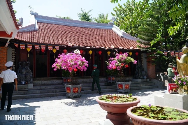 Chùa Sinh Tồn có diện tích nhỏ nhưng vẫn giữ dáng vẻ uy nghi, cổ kính giữa biển trời Trường Sa.