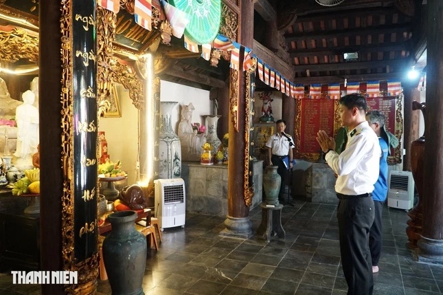 Tại chùa Sinh Tồn, hiện tại không có trụ trì nên các chiến sĩ thay nhau trông nom.