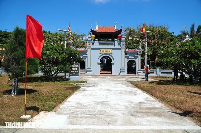 Chùa Trường Sa nằm giữa đảo với diện tích khá lớn.
