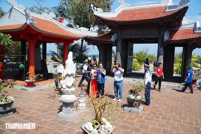 Chùa Phan Vinh cũng là một ngôi chùa có diện tích rộng lớn. Chùa được nhiều đời ngư dân Việt đi đánh cá ở Trường Sa dựng lên. Sau này, phật tử trong cả nước đã đóng góp để trùng tu chùa khang trang, vững chãi hơn.