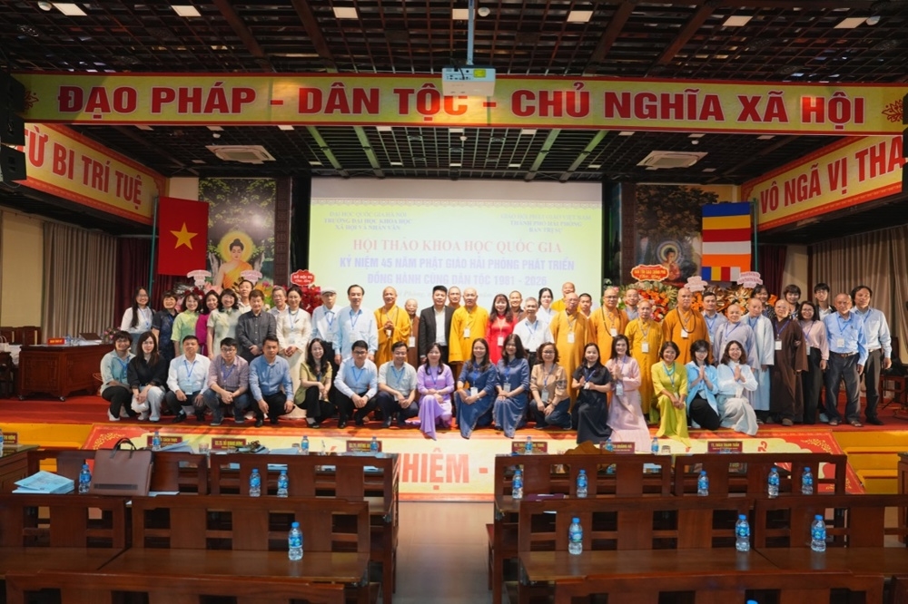 Các đại biểu tham dự Hội thảo chụp ảnh lưu niệm.