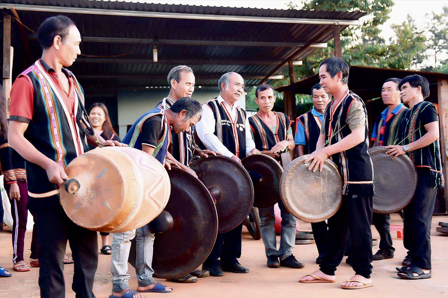 Người có uy tín không chỉ là cầu nối giữa Đảng với Nhân dân, mà còn là cầu nối giữa truyền thống với hiện đại, giữa quá khứ với tương lai