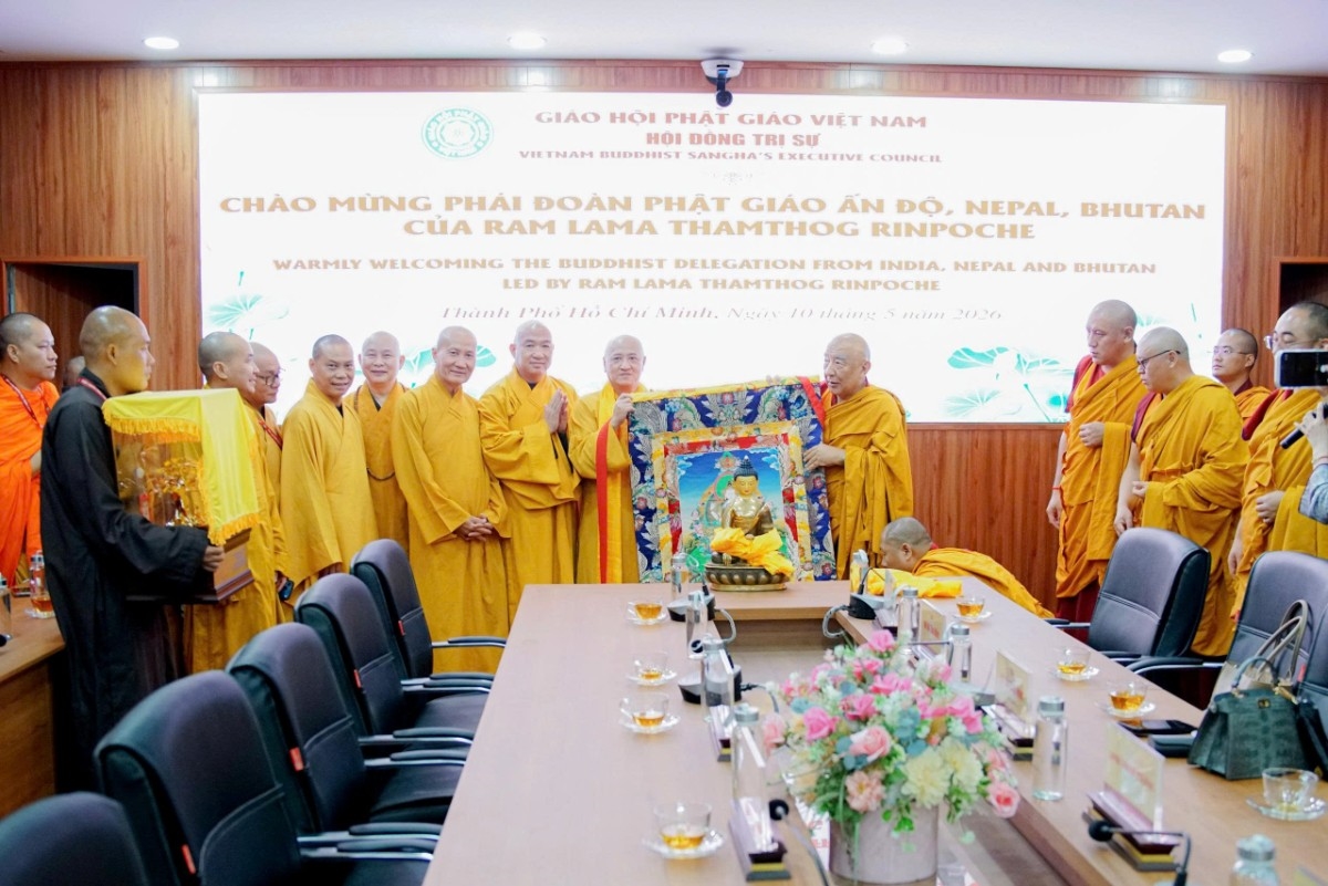 Chư tôn đức hai bên đã trao tặng những phần quà lưu niệm ý nghĩa, thể hiện tinh thần đoàn kết, hòa hợp và gắn bó.