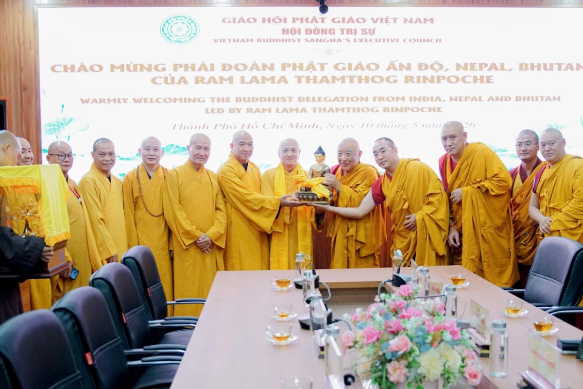 Chư tôn đức hai bên đã trao tặng những phần quà lưu niệm ý nghĩa, thể hiện tinh thần đoàn kết, hòa hợp và gắn bó.