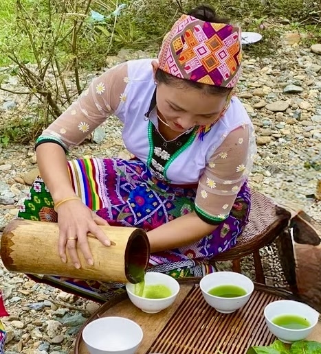 Nước “chè đâm” được giã nhuyễn trong ống mét già, sau đó chắt ra bát sứ để thưởng thức hương vị đậm đà của thức uống truyền thống người Thái miền Tây Nghệ An.