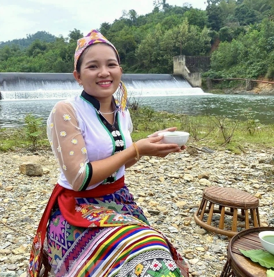 Phụ nữ dân tộc Thái thưởng thức nước chè đâm - thức uống truyền thống gắn bó với đời sống sinh hoạt hằng ngày của đồng bào miền Tây xứ Nghệ.