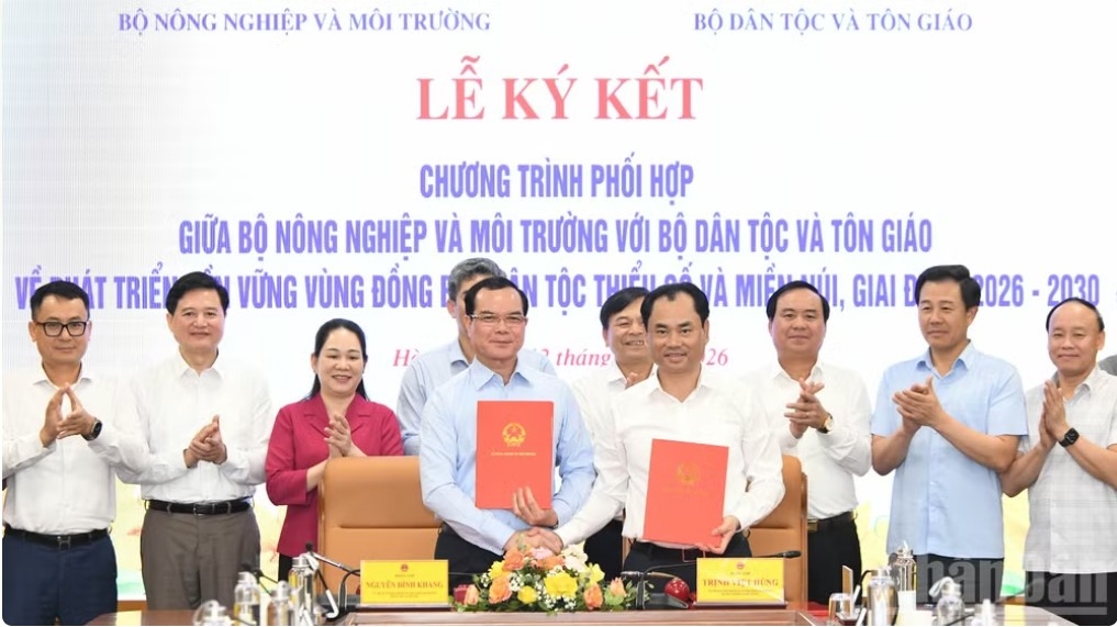 Bộ trưởng Bộ Nông nghiệp và Môi trường Trịnh Việt Hùng và Bộ trưởng Nguyễn Đình Khang ký kết chương trình hợp tác