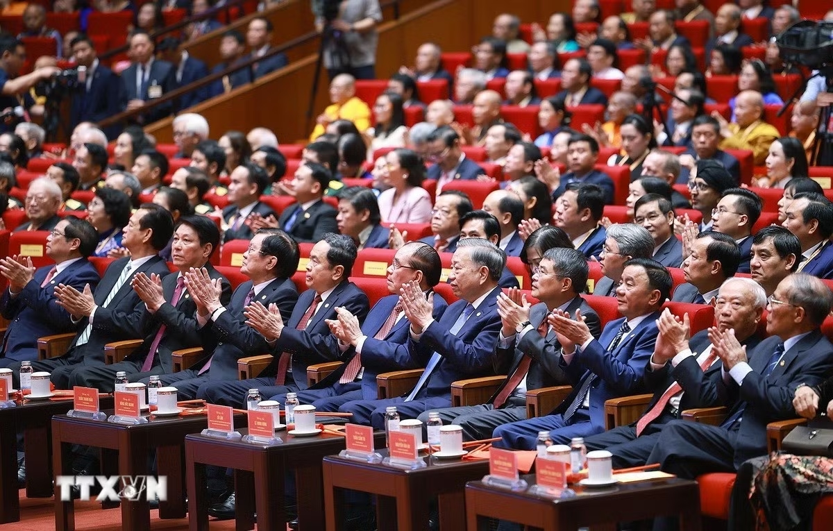 Tổng Bí thư, Chủ tịch nước Tô Lâm cùng các đồng chí lãnh đạo, nguyên lãnh đạo Đảng, Nhà nước tham dự phiên khai mạc trọng thể Đại hội đại biểu Mặt trận Tổ quốc Việt Nam lần thứ XI. (Ảnh: Dương Giang/TTXVN)