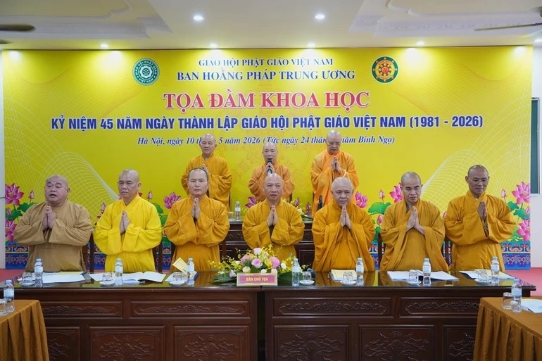 Chư tôn đức niệm Phật cầu gia hộ.