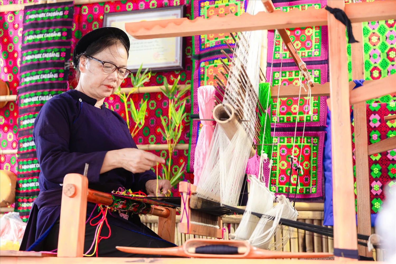 Nghệ nhân Nông Thị Thược - người “giữ lửa” nghề dệt thổ cẩm truyền thống xóm Luống Nọi, xã Ngọc Đào, tỉnh Cao Bằng