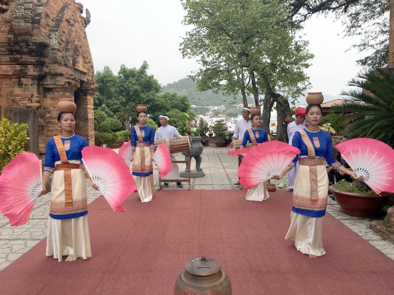 Biểu diễn điệu múa Chăm tại Tháp Bà Ponagar (Ảnh: Phương Liên)