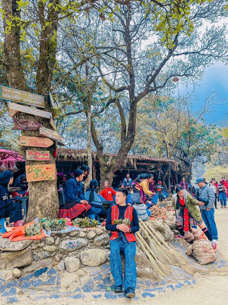 Nếu đến Sin Suối Hồ vào thứ 7, chủ nhật hằng tuần bạn có thể trải nghiệm chợ phiên ngay tại bản