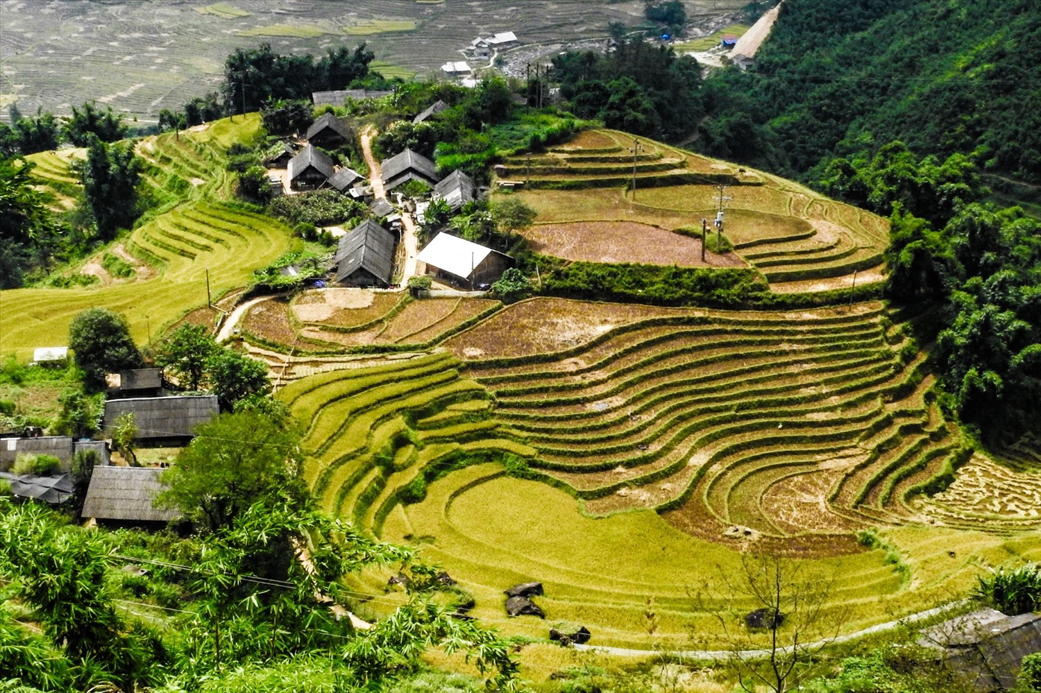 Sa Pa (tỉnh Lào Cai) được ví là nơi gặp gỡ giữa đất trời, với cảnh sắc thiên nhiên hùng vĩ cùng khí hậu ôn đới quanh năm mát mẻ