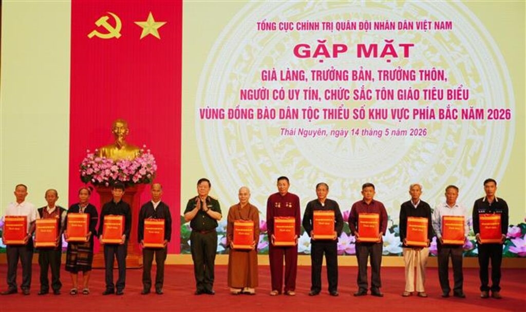 Đại tướng Nguyễn Trọng Nghĩa tặng quà các già làng, trưởng thôn, trưởng bản, người có uy tín, chức sắc tôn giáo tiêu biểu vùng đồng bào dân tộc thiểu số khu vực phía Bắc (Ảnh: Hoàng Nguyên - TTXVN)