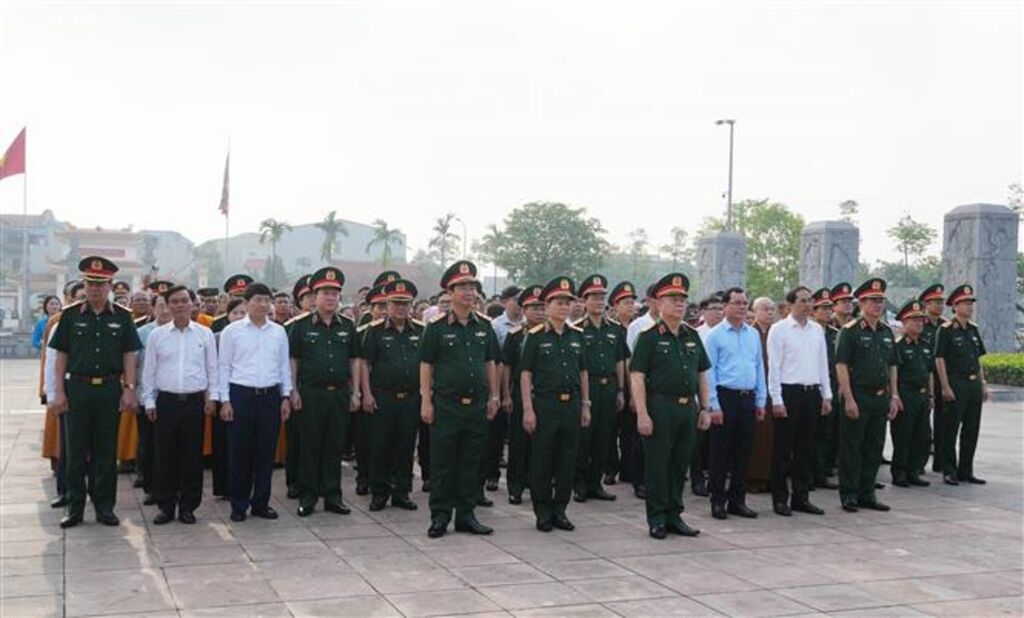 Các đại biểu dự cuộc gặp mặt dâng hương tưởng niệm các anh hùng liệt sĩ tại Khu di tích lịch sử quốc gia Thanh niên xung phong Đại đội 915, phường Gia Sàng, tỉnh Thái Nguyên (Ảnh: Hoàng Nguyên – TTXVN)