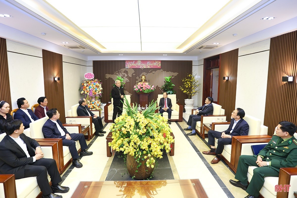 Giám mục Louis Nguyễn Anh Tuấn - Phó Tổng thư ký Hội đồng Giám mục Việt Nam, Giám mục Chính tòa Giáo phận Hà Tĩnh cùng các linh mục, chức sắc, chức việc đã đến chúc mừng năm mới Đảng bộ, chính quyền và Nhân dân tỉnh nhà. Ảnh tư liệu.