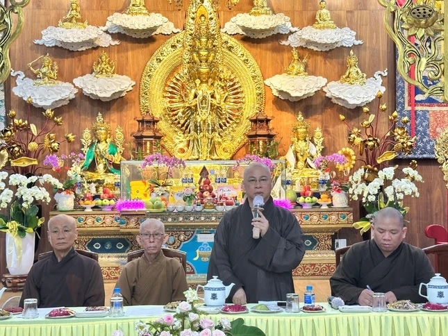 Chư tôn đức chủ trì phiên họp.