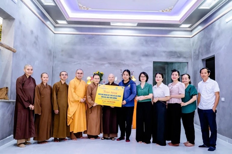 Ban Từ thiện xã hội Phật giáo tỉnh Thanh Hóa trao bảng tượng trưng số tiền hỗ trợ xây nhà đại đoàn kết