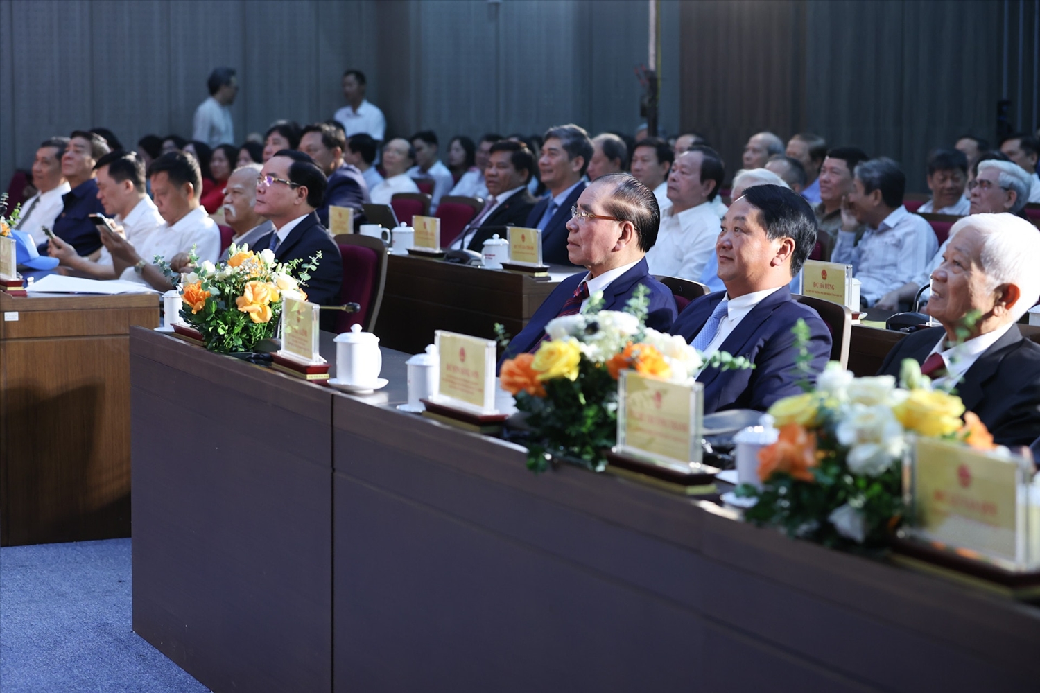 Các đại biểu tham dự gặp mặt kỷ niệm.