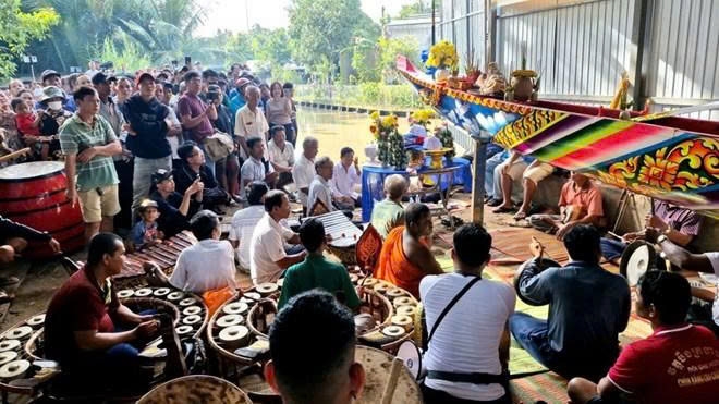 Nghi thức hạ thủy Ghe Ngo của đồng bào Khmer.