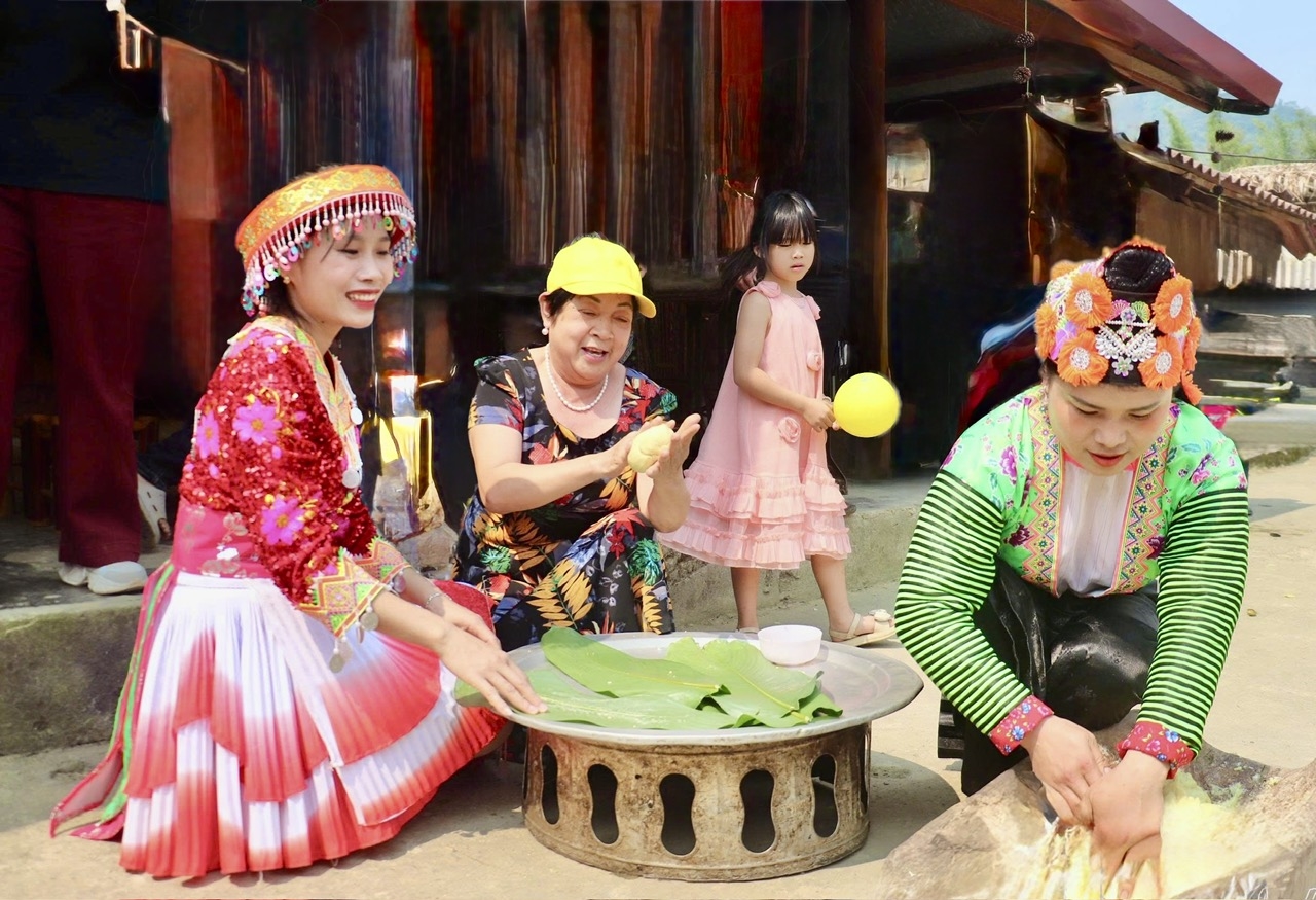 Du khách trải nghiệm làm bánh giầy
