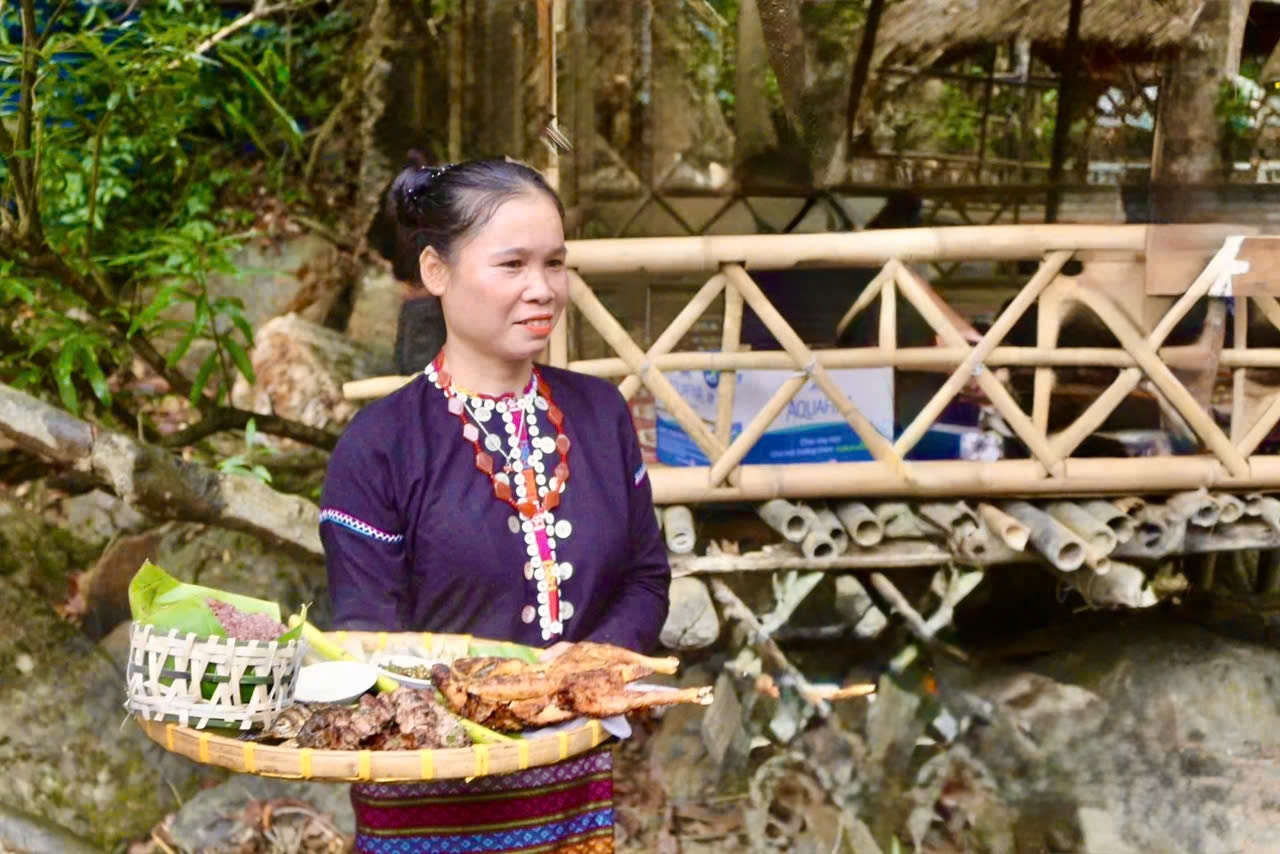 Thành viên Tổ du lịch cộng đồng thôn Tà Puồng chuẩn bị các món ăn phục vụ du khách