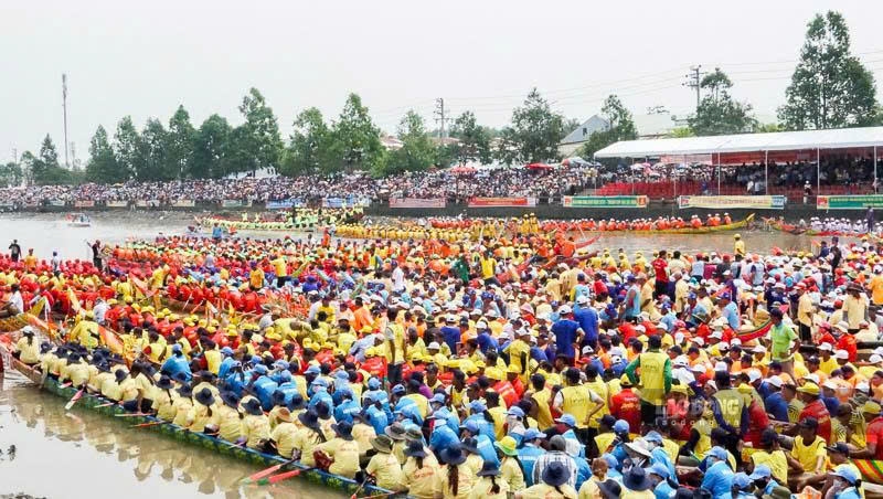 Không khí sôi động trên đường đua Ghe Ngo trong mùa Lễ hội Oóc Om Bóc