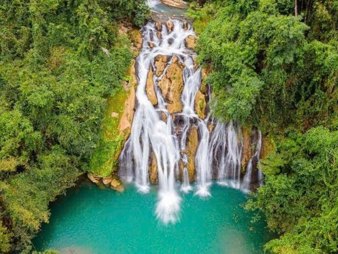 Dòng nước trong xanh và cao tại Thác Tà Puồng