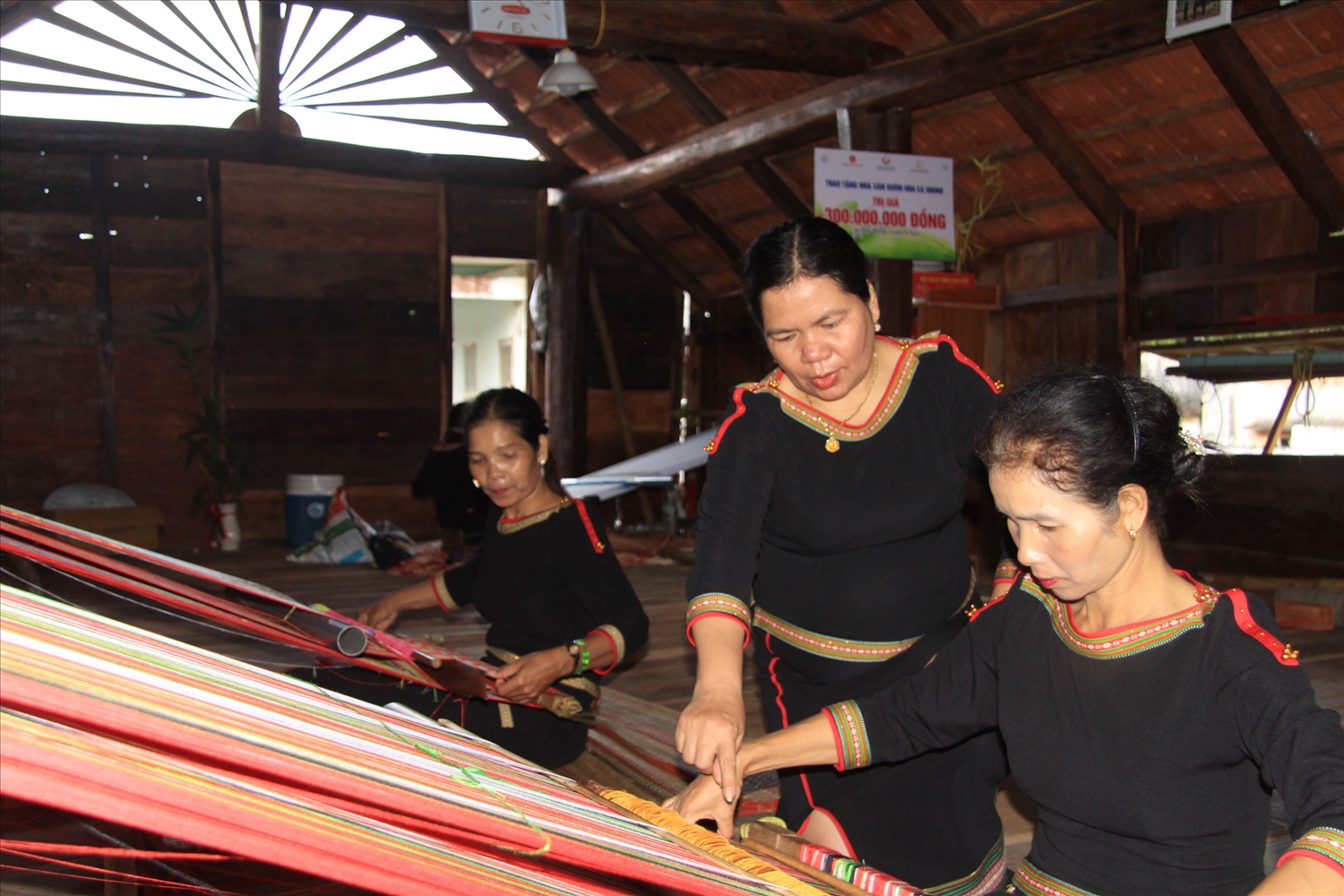 Từ các hình tượng thiên nhiên, người Ê-đê đã đưa vào làm hoa văn trang trí trang phục truyền thống thể hiện nét văn hóa đặc sắc của dân tộc