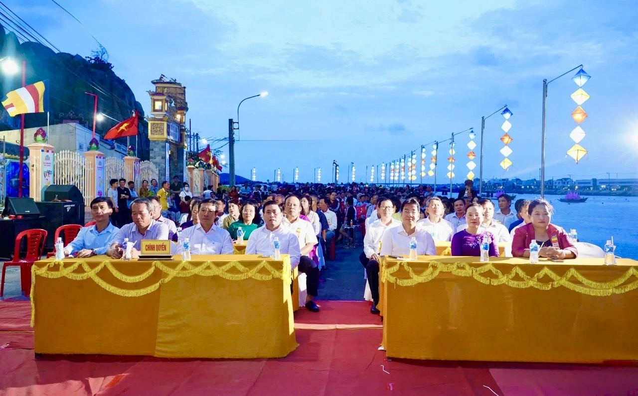 Đồng chí Lâm Đông và các đại biểu dự lễ. 