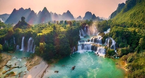 Thác Bản Giốc là một thắng cảnh nổi tiếng thế giới, điểm đến quan trọng nhất của tuyến du lịch Công viên địa chất toàn cầu UNESCO Non nước Cao Bằng
