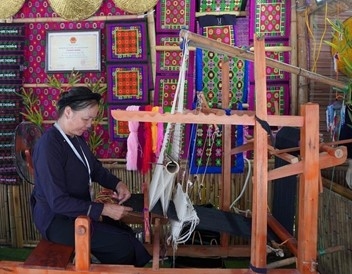 Nhiều hộ dân ở Cao Bằng đã khôi phục lại nghề dệt thổ cẩm để phục vụ du khách khi tham quan Công viên địa chất toàn cầu UNESCO Non nước Cao Bằng