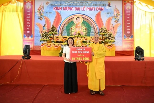 Ban Đại diện Phật giáo liên xã Vụ Bản trao hỗ trợ xây dựng 1 căn nhà tình nghĩa trị giá 60 triệu đồng đến hộ gia đình có hoàn cảnh khó khăn.
