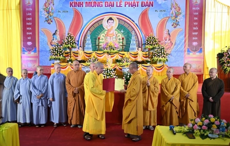 Hòa thượng Thích Quảng Hà - Phó Chủ tịch Hội đồng Trị sự, Trưởng ban Trị sự Giáo hội Phật giáo Việt Nam tỉnh Ninh Bình trao Quyết định thành lập Ban Đại diện Phật giáo liên xã Vụ Bản, nhiệm kỳ 2026-2031