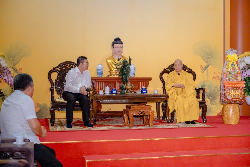 Ông Nguyễn Văn Đồng, Giám đốc Sở Dân tộc và Tôn giáo TP. Hồ Chí Minh dẫn đầu đoàn công tác đã đến thăm, chúc mừng Trưởng lão Hòa thượng Thích Thiện Nhơn, Phó Pháp chủ Hội đồng Chứng minh, Chủ tịch Hội đồng Trị sự Giáo hội Phật giáo Việt Nam tại chùa Quốc Ân Khải Tường