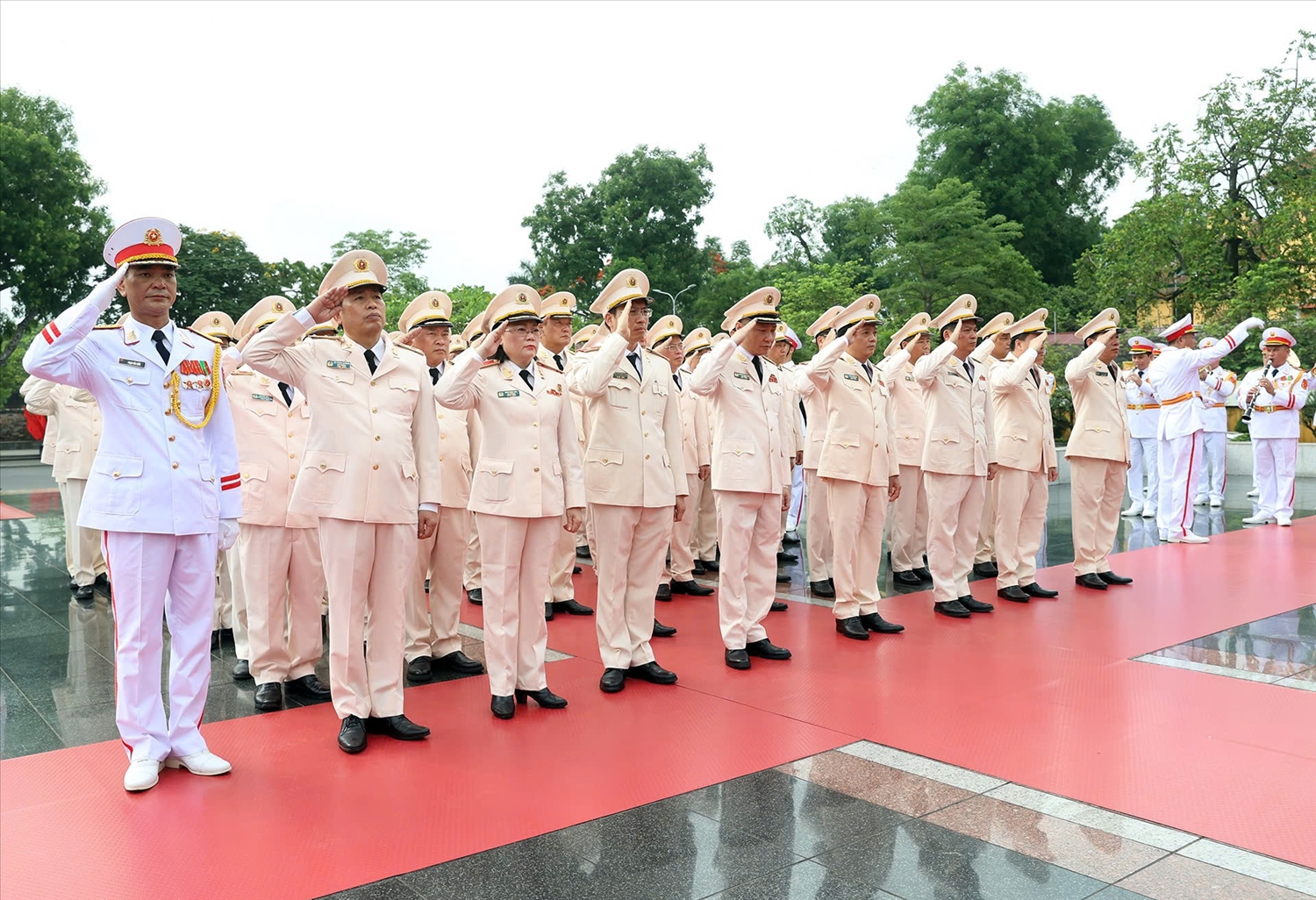 Đoàn đại biểu Đảng ủy Công an Trung ương-Bộ Công an tưởng niệm các Anh hùng liệt sĩ - Ảnh: VGP/Nhật Bắc