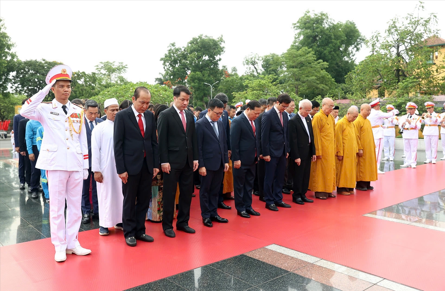 Đoàn đại biểu Ủy ban Trung ương Mặt trận Tổ quốc Việt Nam tưởng niệm các Anh hùng liệt sĩ - Ảnh: VGP/Nhật Bắc