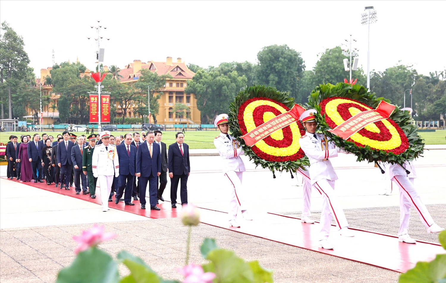 Đoàn đại biểu lãnh đạo, nguyên lãnh đạo Đảng, Nhà nước do Tổng Bí thư, Chủ tịch nước Tô Lâm dẫn đầu đến đặt vòng hoa và vào Lăng viếng Chủ tịch Hồ Chí Minh - Ảnh: VGP/Nhật Bắc