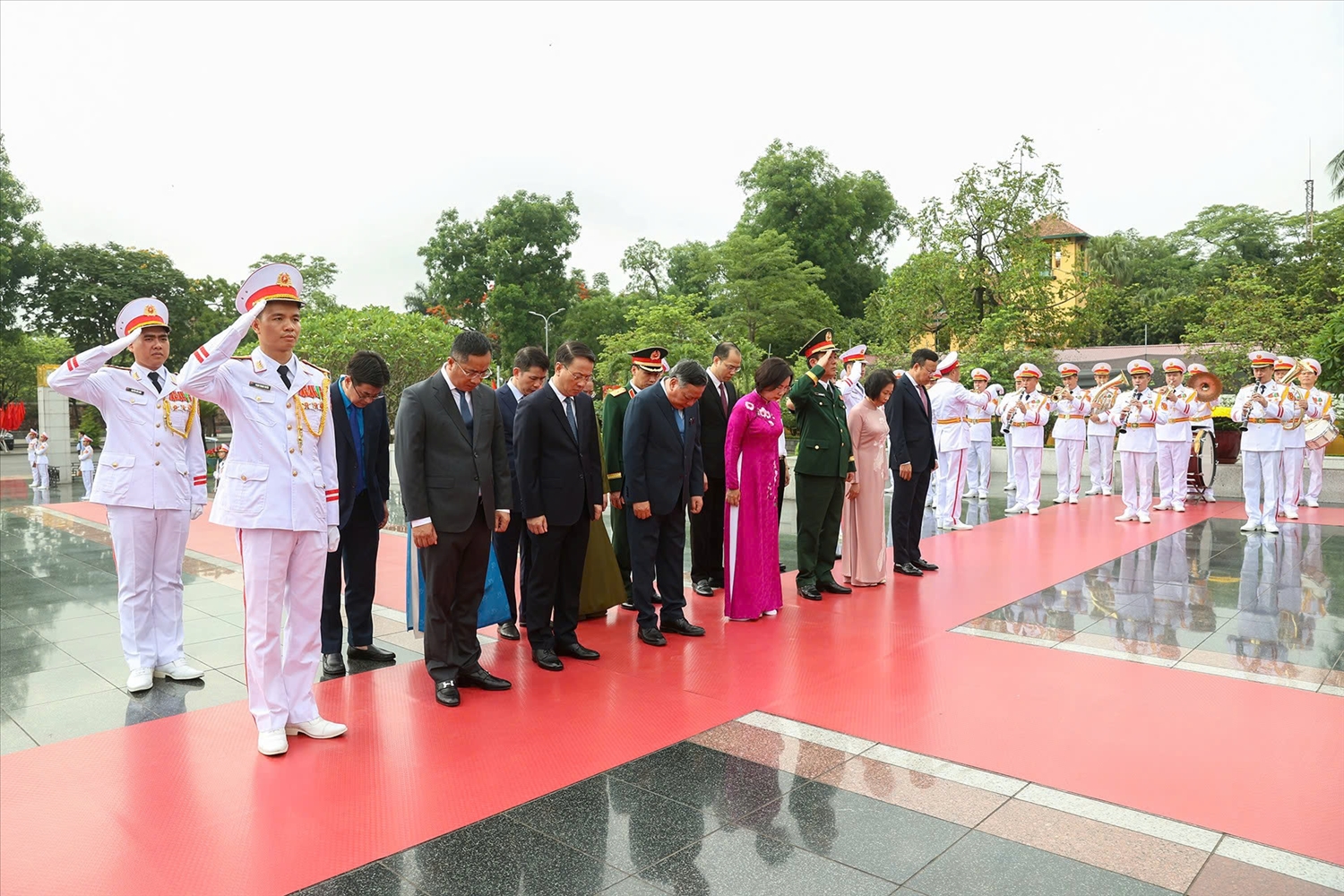 Đoàn đại biểu Thành uỷ, HĐND, UBND TP. Hà Nội tưởng niệm các Anh hùng liệt sĩ - Ảnh: VGP/Nhật Bắc