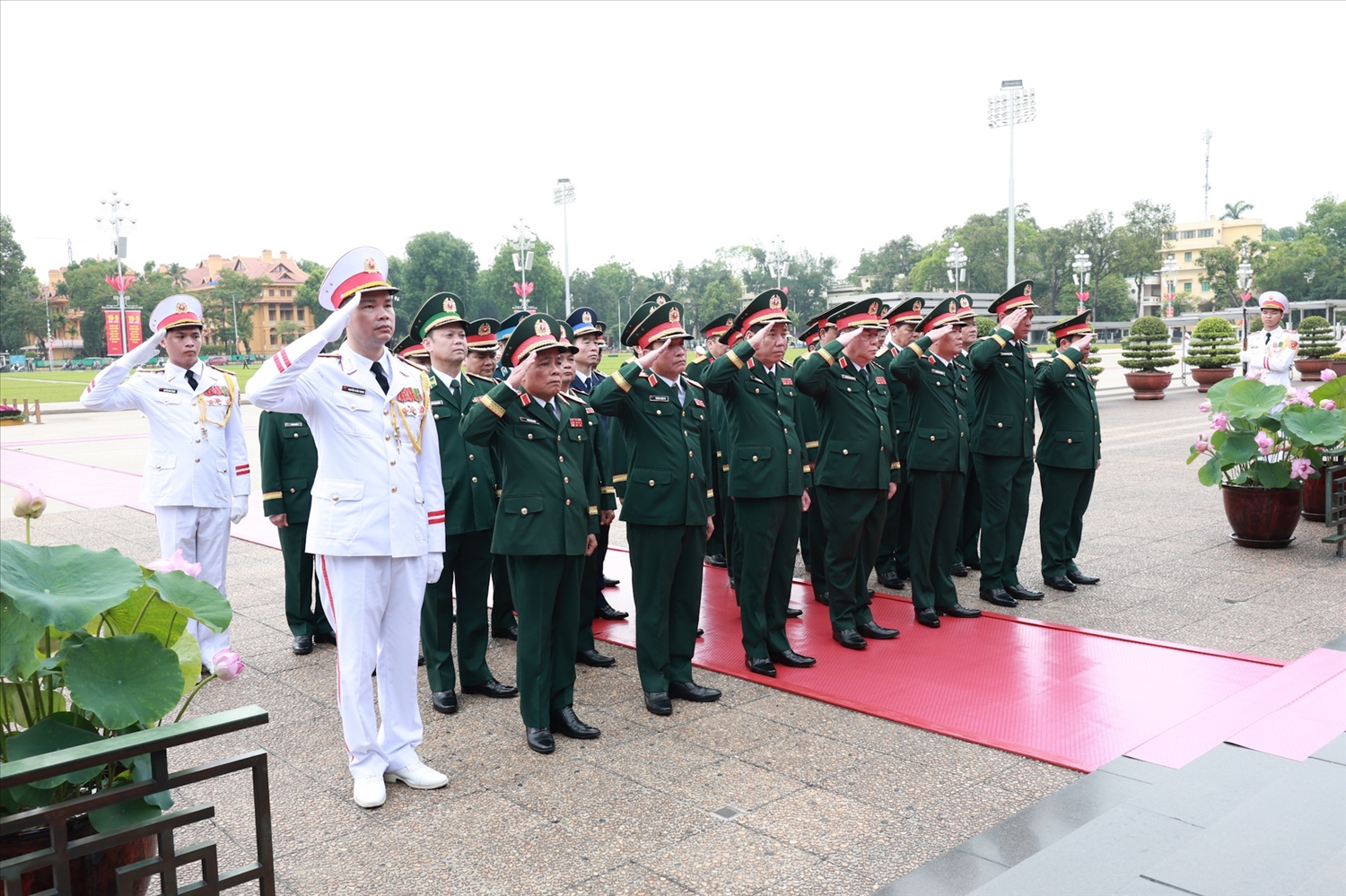 Đoàn đại biểu Quân ủy Trung ương-Bộ Quốc phòng vào Lăng viếng Bác - Ảnh: VGP/Nhật Bắc
