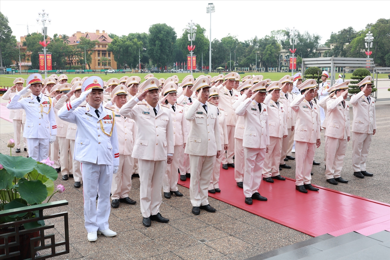 Đoàn đại biểu Đảng ủy Công an Trung ương-Bộ Công an vào Lăng viếng Bác - Ảnh: VGP/Nhật Bắc