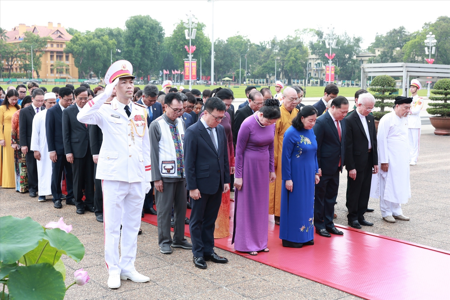Đoàn đại biểu Ủy ban Trung ương Mặt trận Tổ quốc Việt Nam vào Lăng viếng Bác - Ảnh: VGP/Nhật Bắc