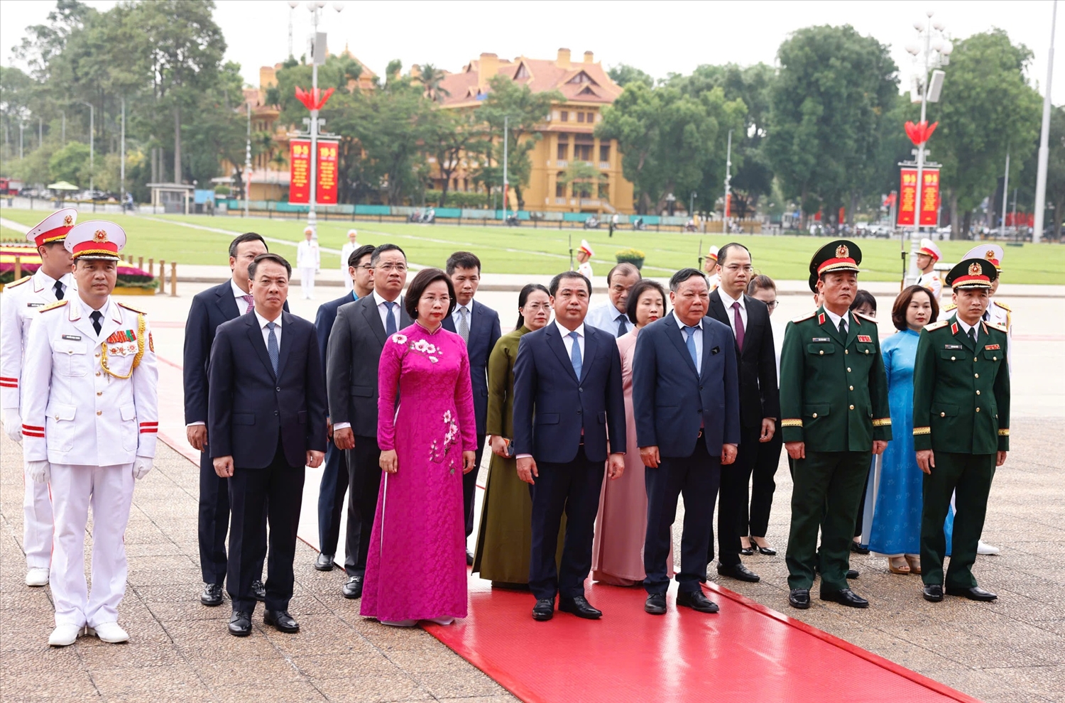 Đoàn đại biểu Thành uỷ, HĐND, UBND TP. Hà Nội viếng Bác - Ảnh: VGP/Nhật Bắc